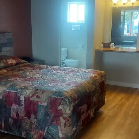 Lazy Bear Lodge Cranbrook Bagian luar foto